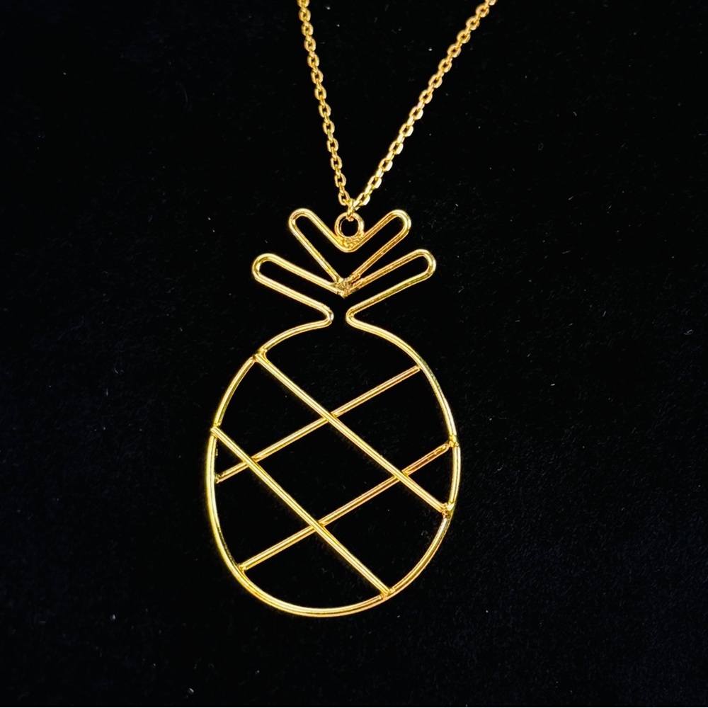 Goldtone wire wrapped pineapple charm costume necklace